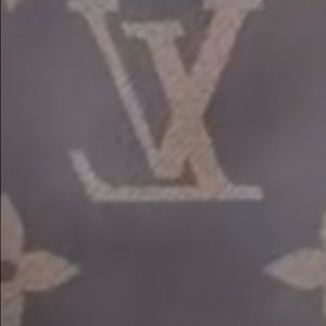 Meet your Posher, Flora